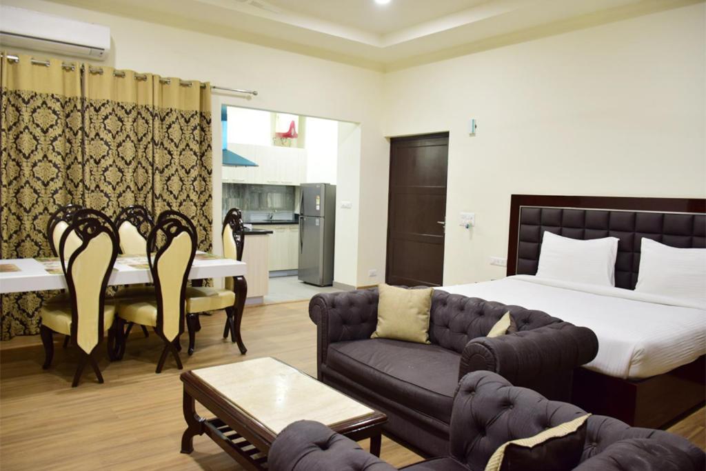 When In Gurgaon - Artemis Hospital 1 Min Walk, Fortis & Medanta 4 Mins Drive 外观 照片